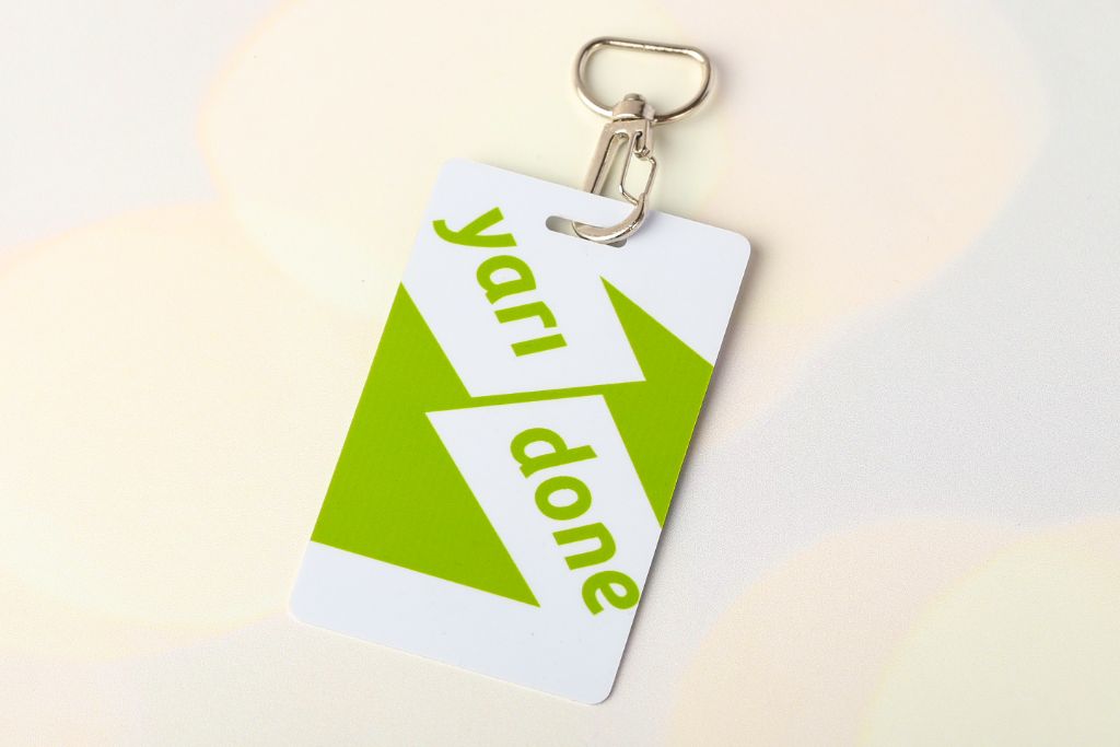 Badge Yaridone — reverse side, green-white logo, double-sided print, with carabiner