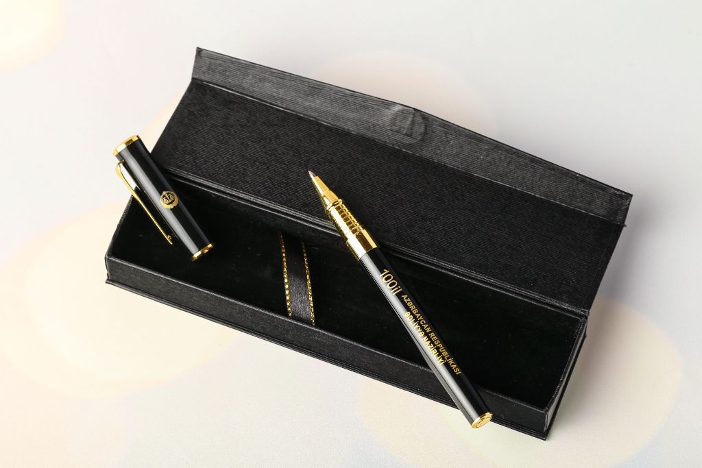 VIP pen Adliyyə Nazirliyi 100 il — angled view, open box, pen with gold nib