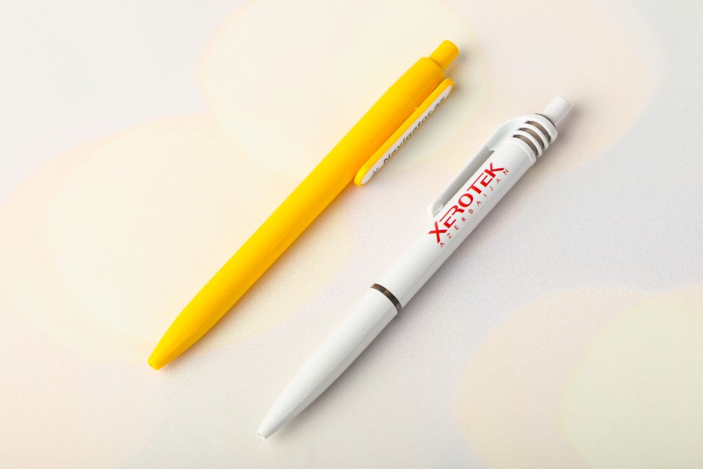 Navigator.az and Xerotek Azerbaijan — horizontal view, yellow and white plastic pens