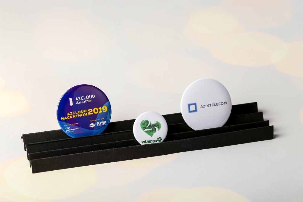 Branded button pins — AzCloud Hackathon 2019 (blue, 58mm), Vitamax 25 Years (white, 37mm), AzInTelecom (white, 58mm) — front side