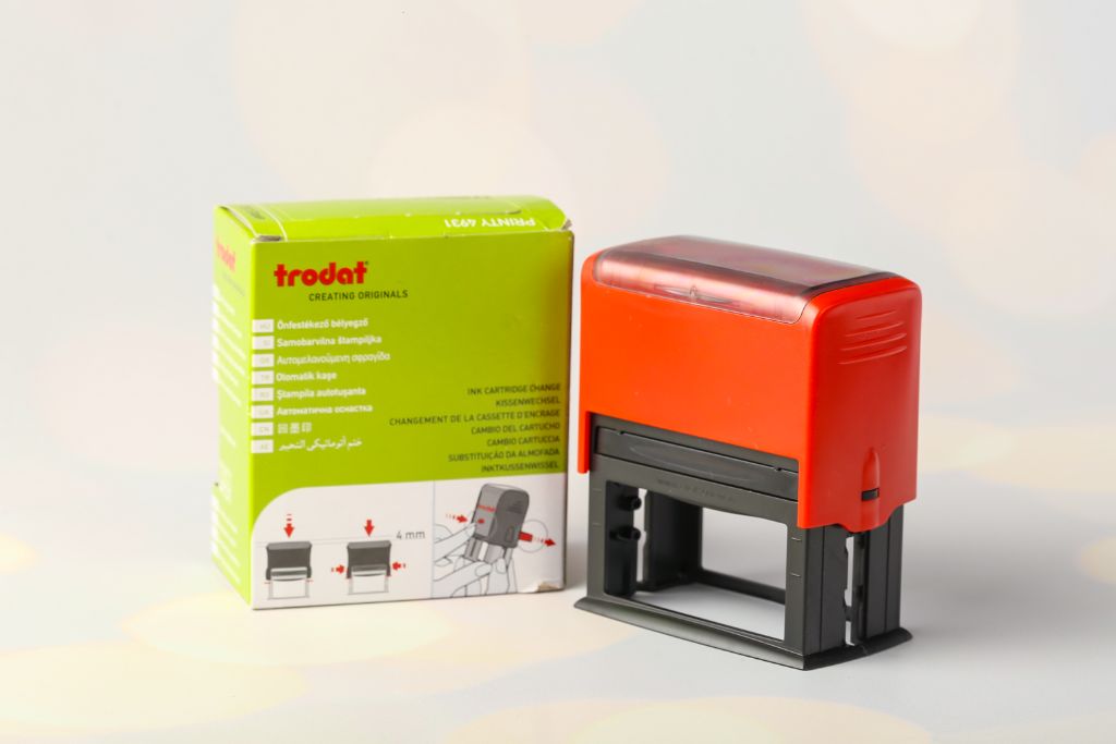 Trodat Printy 4931 — red housing, back of box, multilingual instructions, SWOP-Pad ink pad replacement system