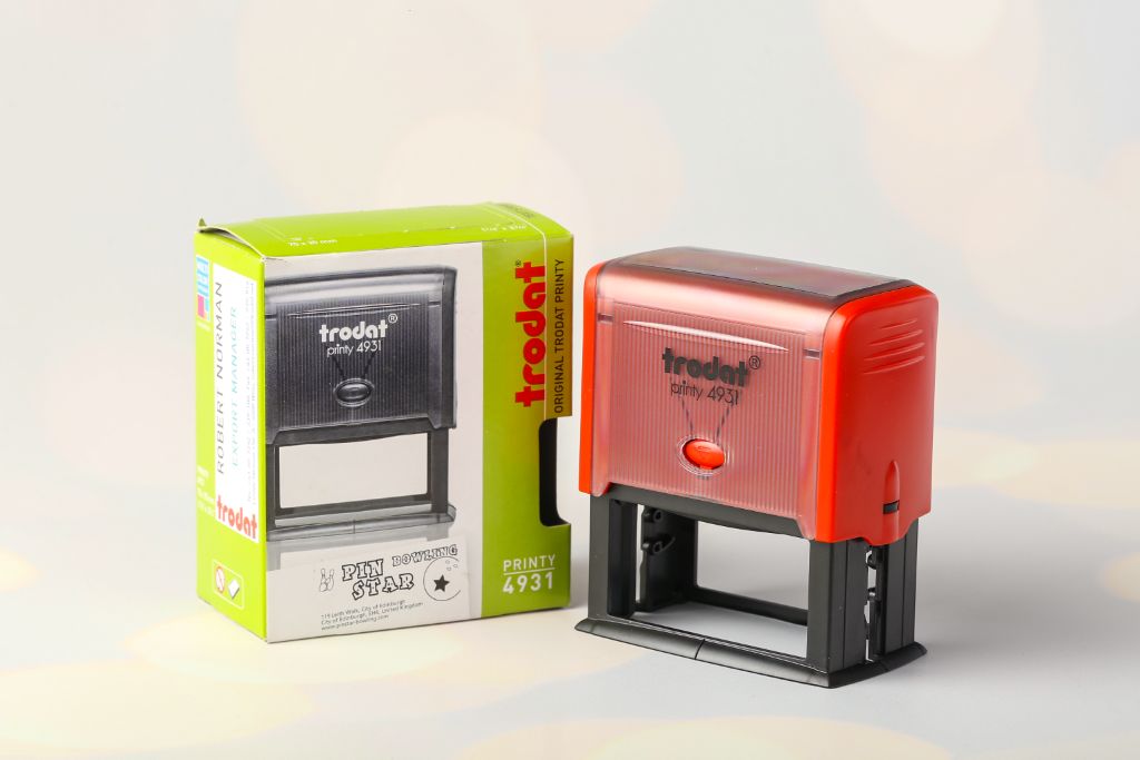 Trodat Printy 4931 — red housing, rectangular stamp 70×25 mm, with green box (front)