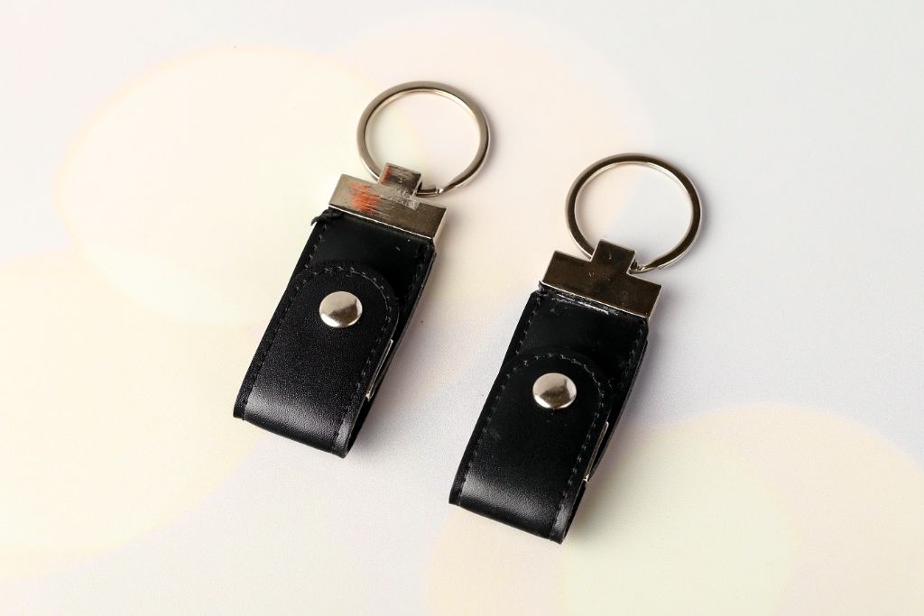 Leather USB drives with keyring — black leather, metal button, two variants without logo